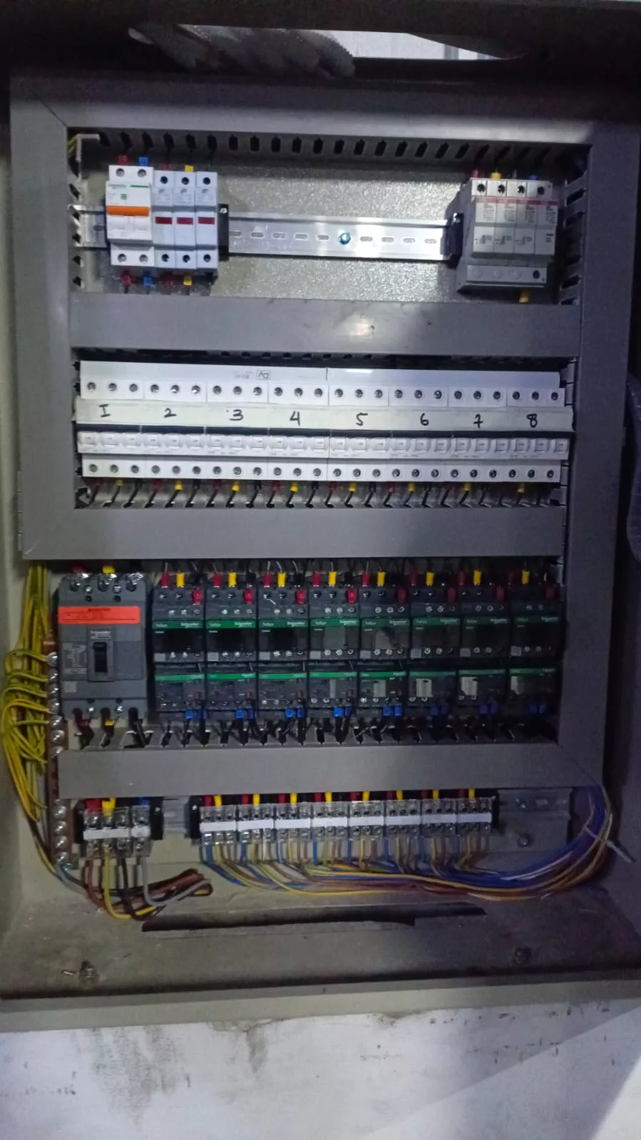 Panel elektrikal exhaust fan PT Bonecom Tricom sebagai portofolio MEP Mandala Pilar Indonesia.