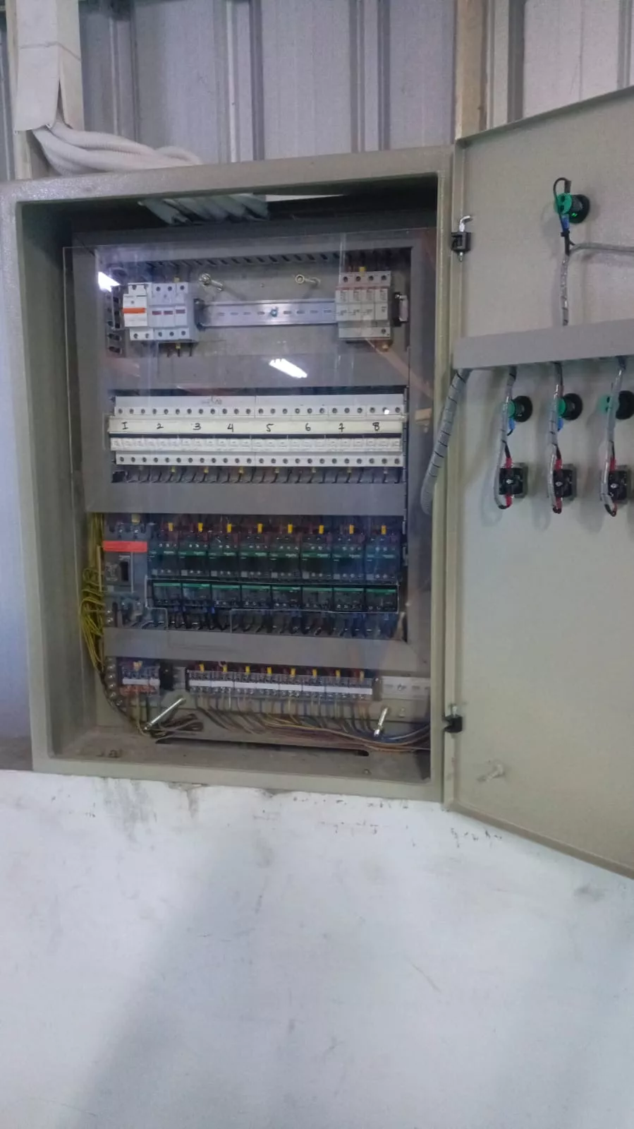 Panel elektrikal exhaust fan PT Bonecom Tricom sebagai portofolio MEP Mandala Pilar Indonesia.