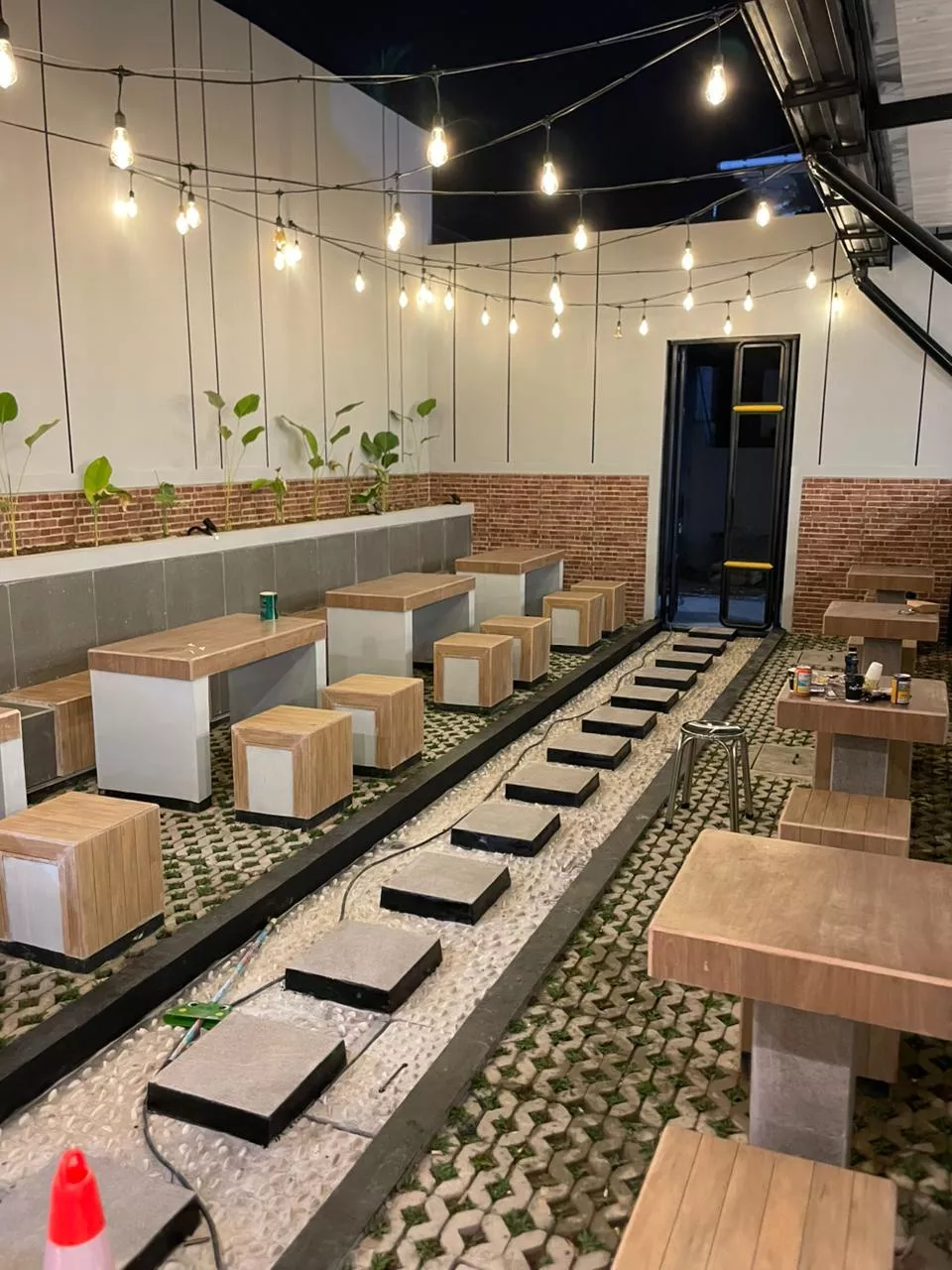 Resto Mie Gacoan Ambon, hasil pekerjaan sipil, interior, dan MEP oleh PT Mandala Pilar Indonesia.