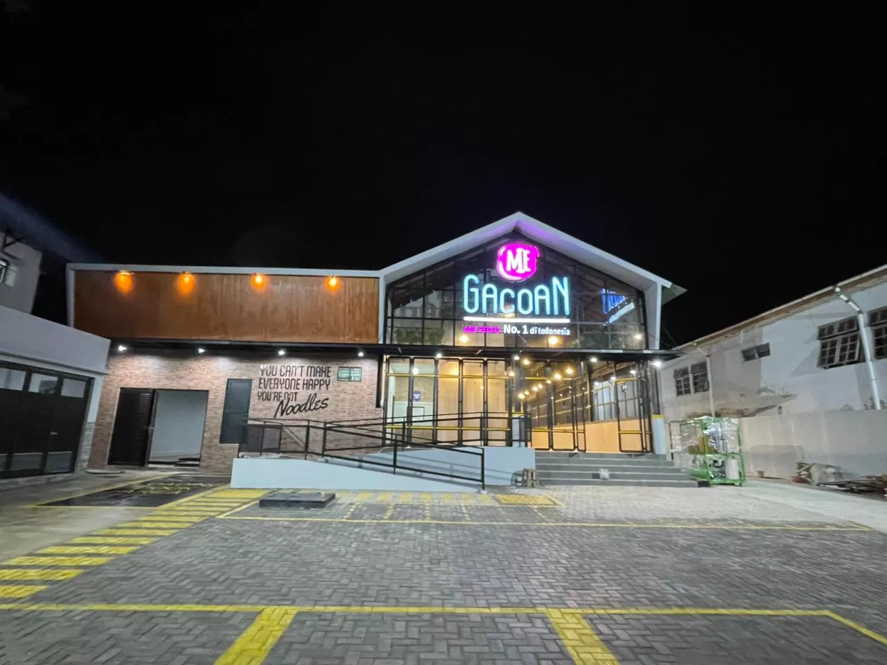 Resto Mie Gacoan Ambon, hasil pekerjaan sipil, interior, dan MEP oleh PT Mandala Pilar Indonesia.