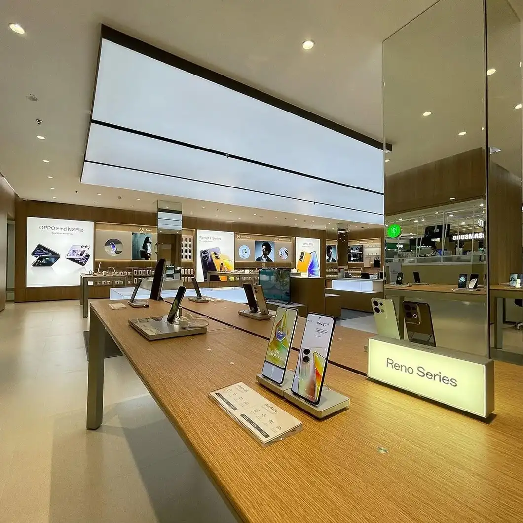 Interior dan fit-out OPPO Experience Store Supermal Karawaci, salah satu portofolio pekerjaan interior Mandala Pilar Indonesia
