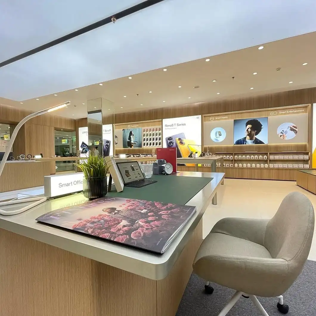 Interior dan fit-out OPPO Experience Store Supermal Karawaci, salah satu portofolio pekerjaan interior Mandala Pilar Indonesia.