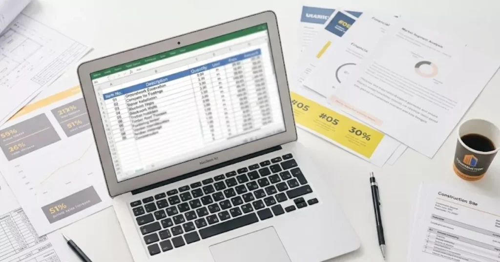 Laptop dengan layar yang memperlihatkan file excel BOQ sebagai ilustrasi untuk artikel tentang perbedaan BOQ dan RAB.