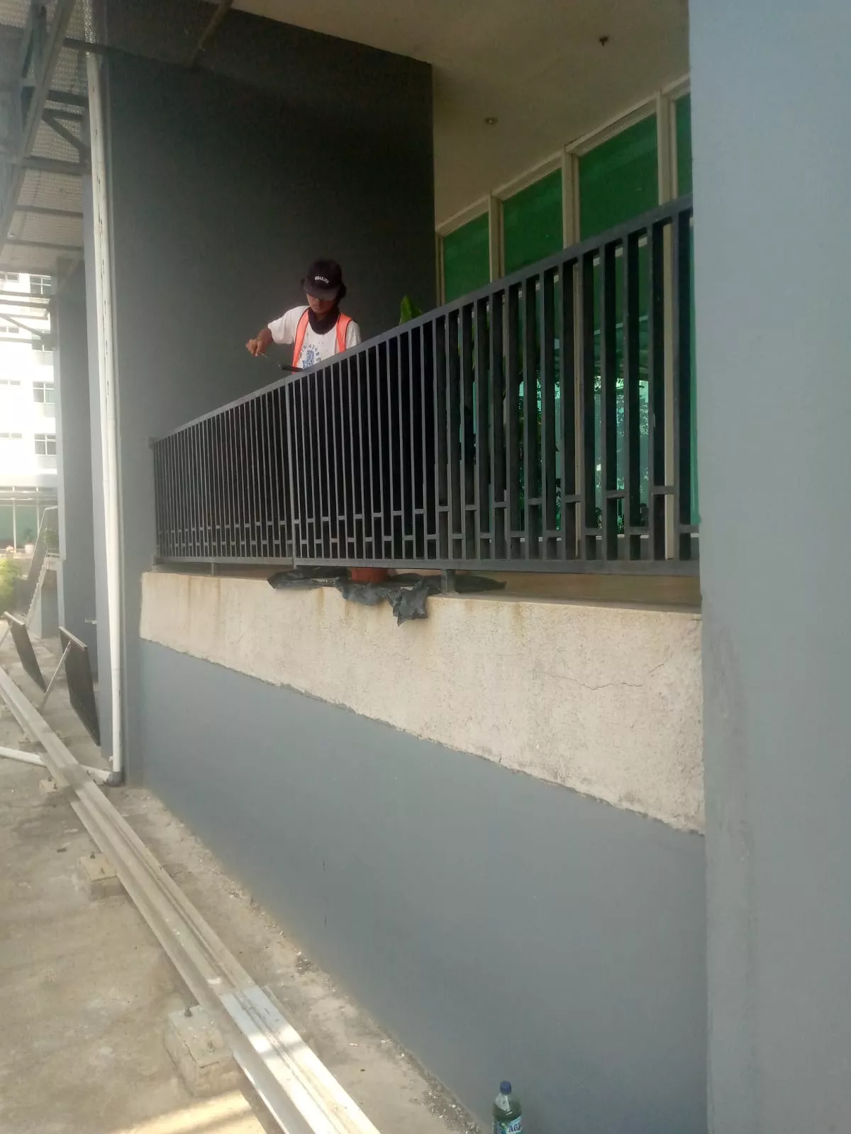 Hasil pekerjaan maintenance railing di apartemen Green Bay Pluit oleh Mandala Pilar Indonesia.
