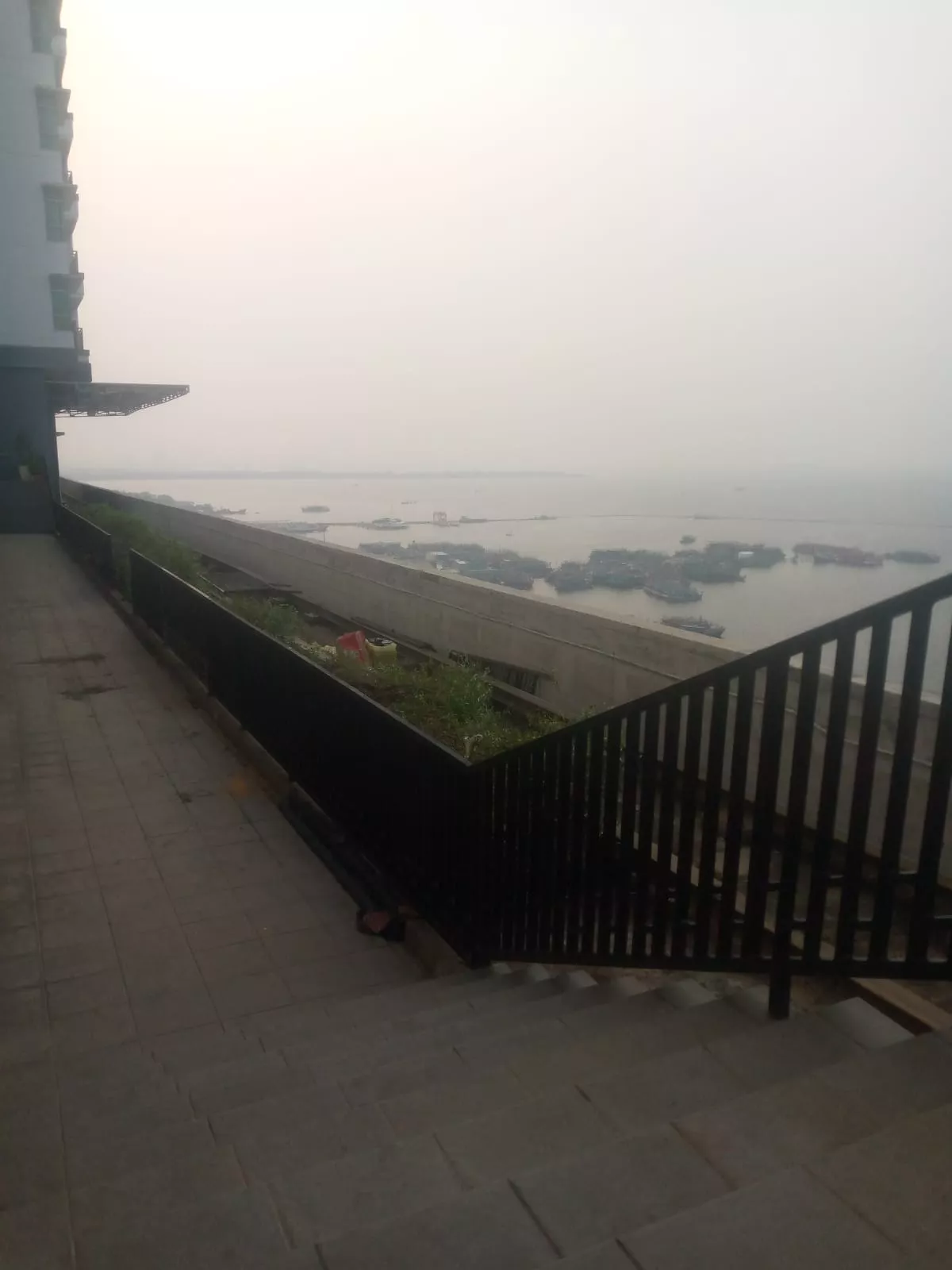 Hasil pekerjaan maintenance railing di apartemen Green Bay Pluit oleh Mandala Pilar Indonesia.