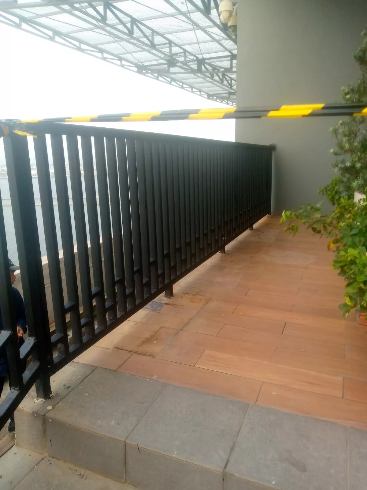 Hasil pekerjaan maintenance railing di apartemen Green Bay Pluit oleh Mandala Pilar Indonesia.