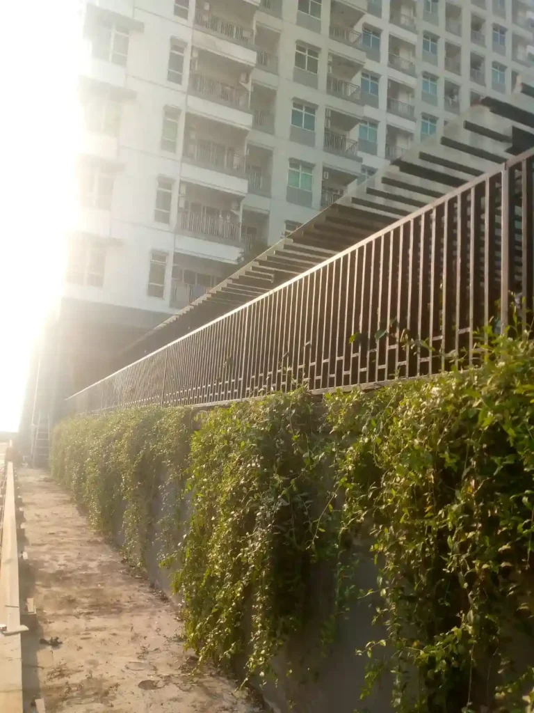 Hasil pekerjaan maintenance railing di apartemen Green Bay Pluit oleh Mandala Pilar Indonesia.