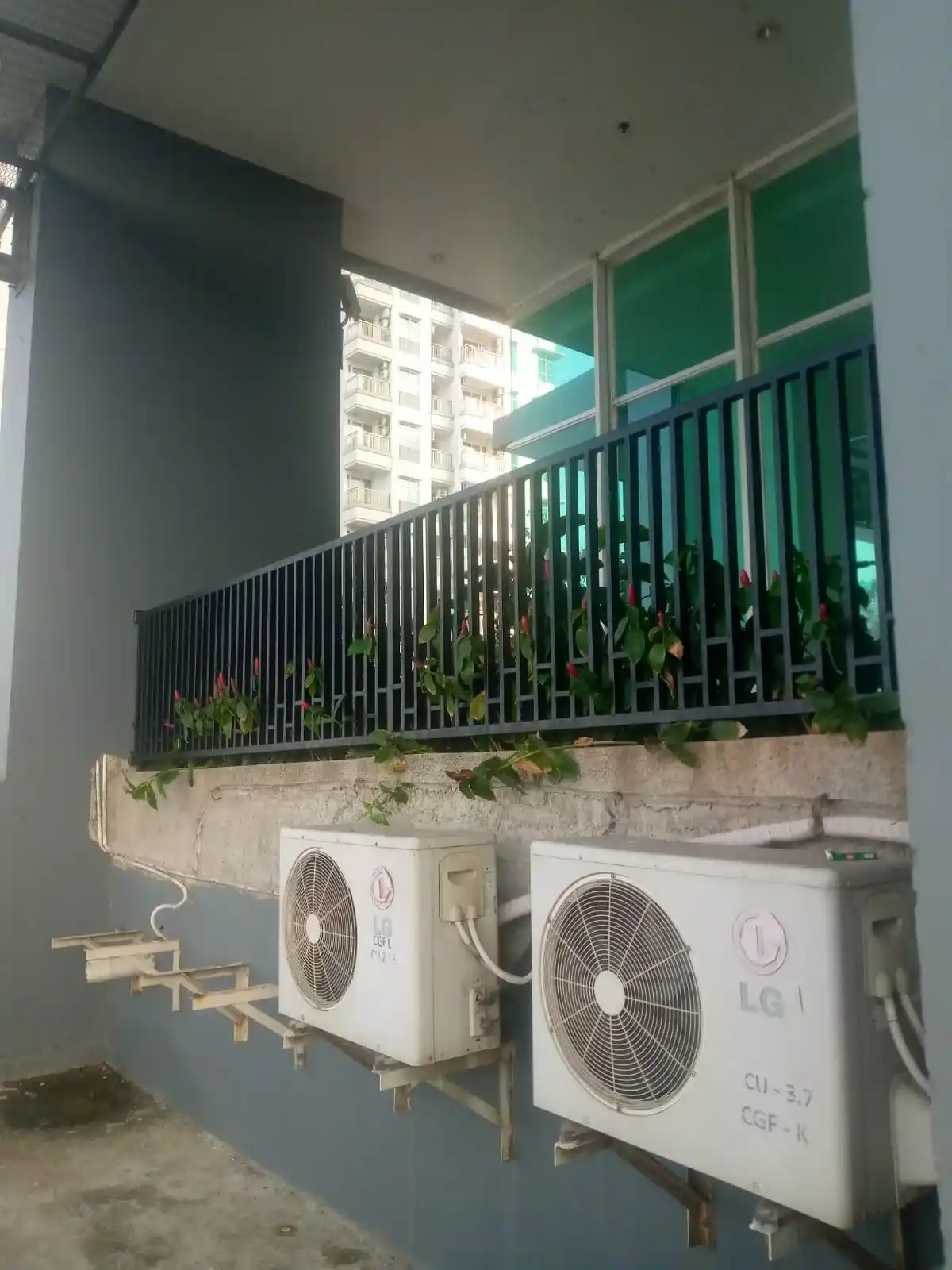 Hasil pekerjaan maintenance railing di apartemen Green Bay Pluit oleh Mandala Pilar Indonesia.