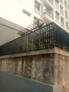 Hasil pekerjaan maintenance railing di apartemen Green Bay Pluit oleh Mandala Pilar Indonesia.